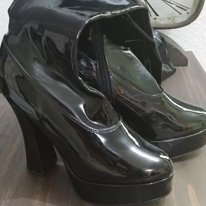 Thigh-high platform Halloween 🎃 boots.